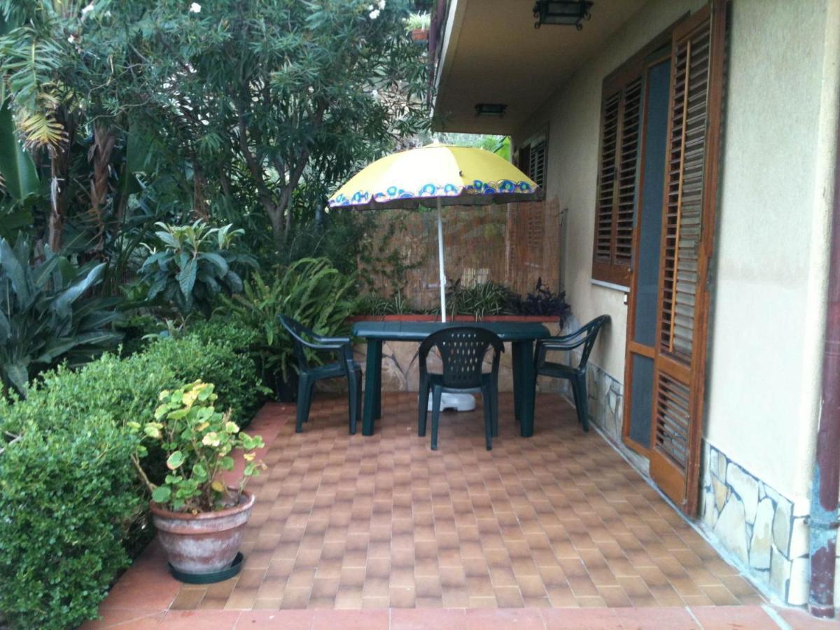 Stanza In Villa Con Giardino Vista Mare 切法卢 外观 照片