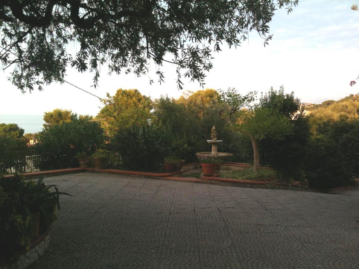 Stanza In Villa Con Giardino Vista Mare 切法卢 外观 照片