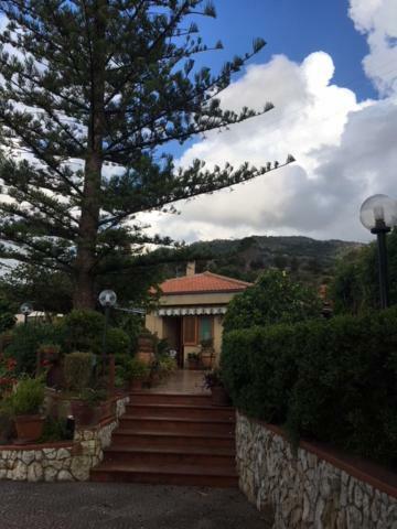 Stanza In Villa Con Giardino Vista Mare 切法卢 外观 照片