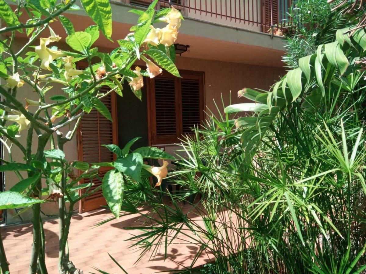Stanza In Villa Con Giardino Vista Mare 切法卢 外观 照片
