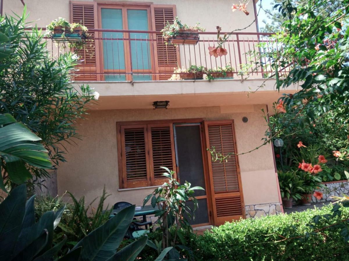 Stanza In Villa Con Giardino Vista Mare 切法卢 外观 照片
